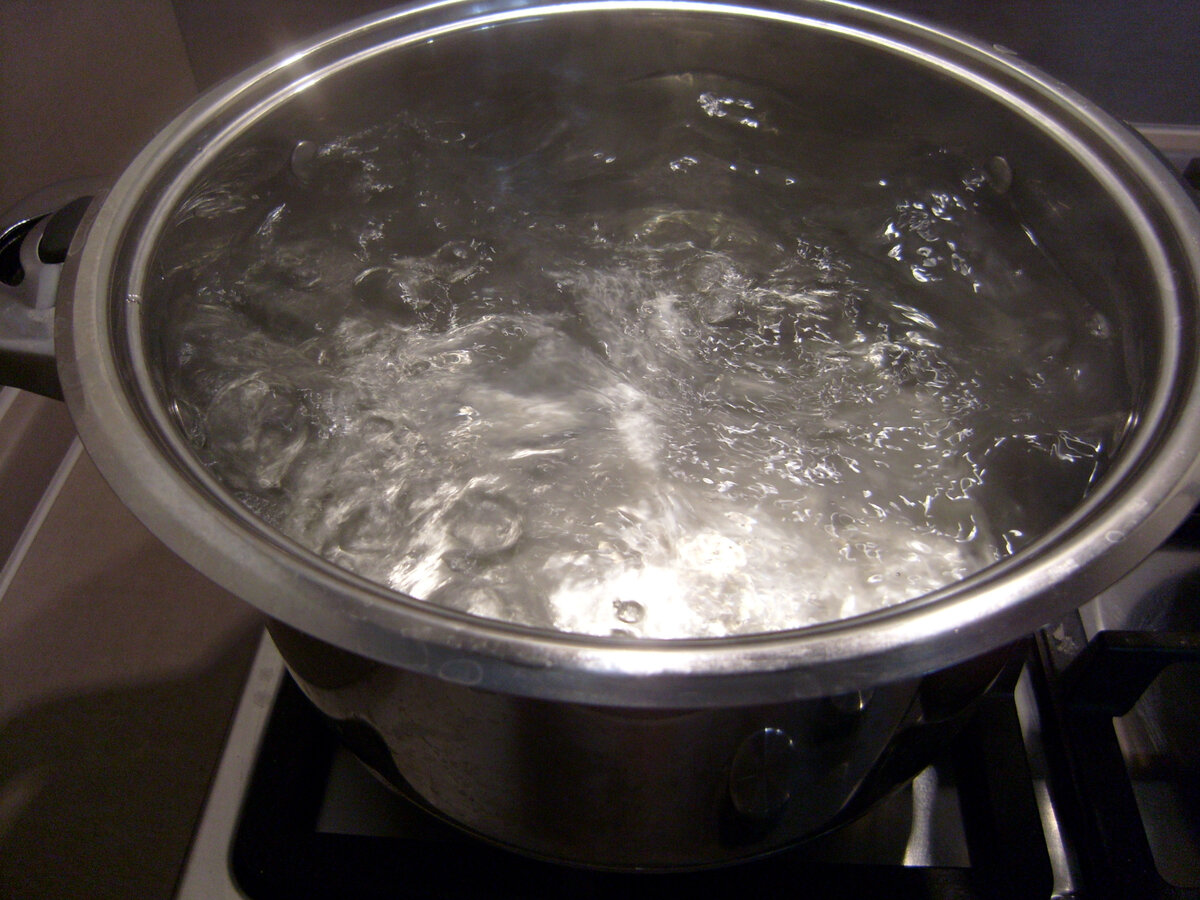 Кипяток сразу не замерзает.