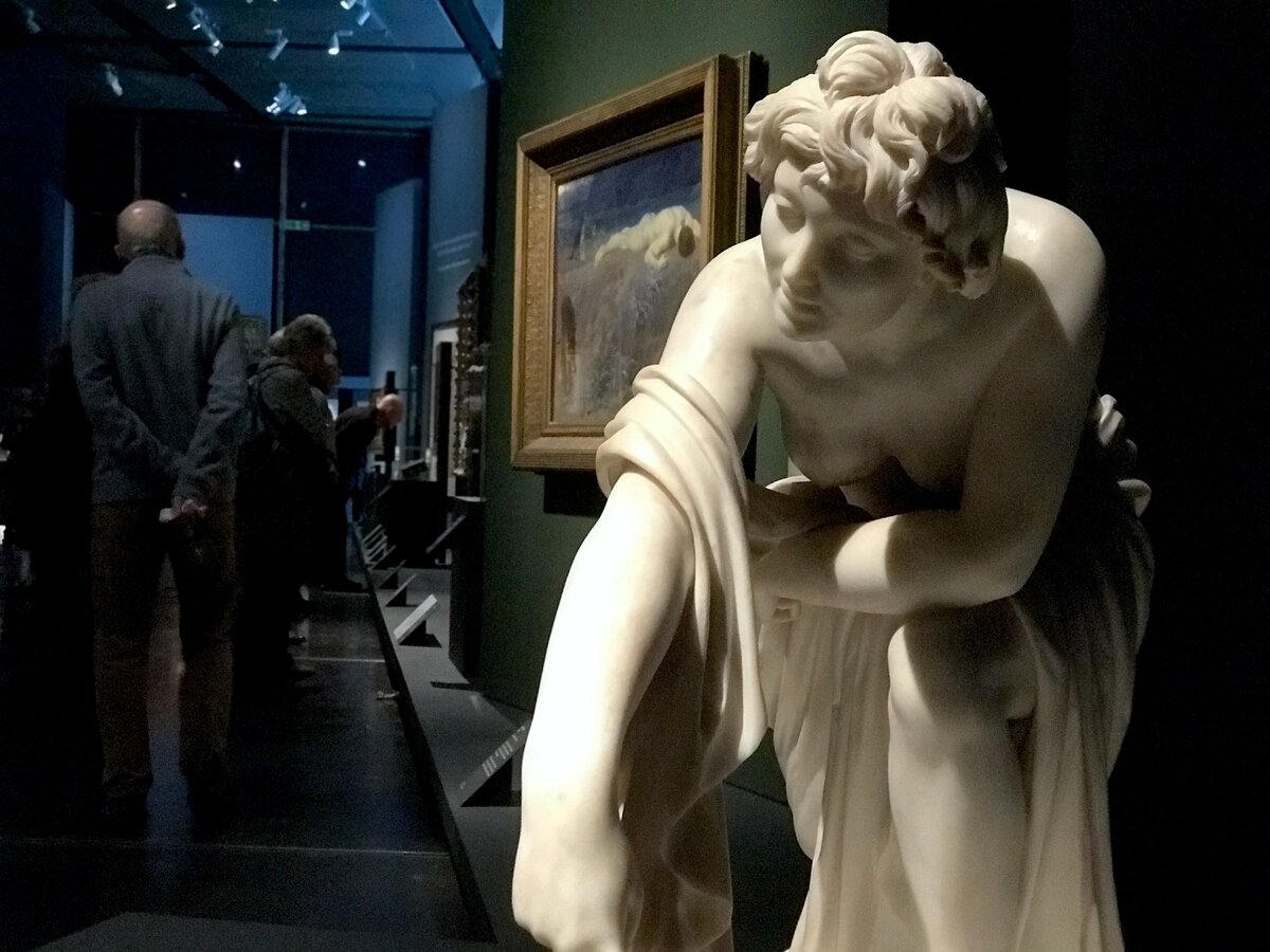 Томас Бэнкс, "Фетида окунает Ахиллеса в реку Стикс", 1789. Белый сицилийский мрамор. Музей Виктории и Альберта