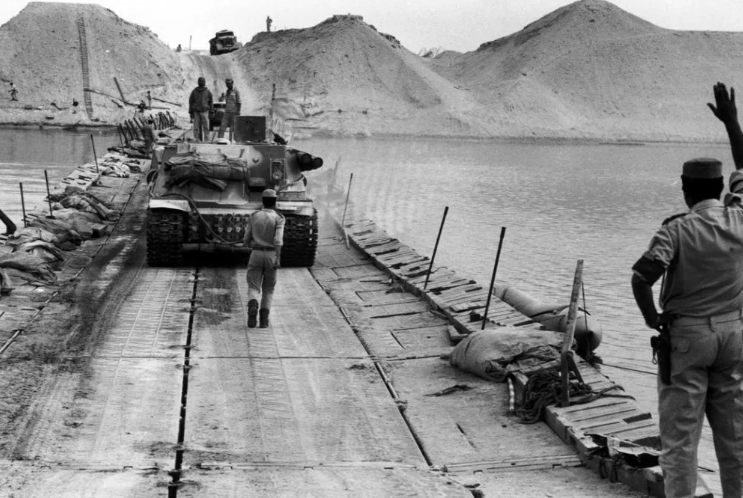 Египетские бронеколонны проходят через Суэцкий канал, 1973