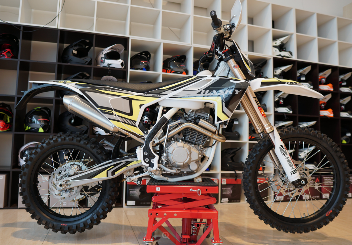 По колесной базе это полноценный эндуро мотоцикл и предназначен для катания по пересеченной местности.  Высота по седлу составляет: 980мм , колесная база: 1490мм, вес: 113кг. Большие полноразмерные колеса добавят проходимости и комфорта на бездорожье. Общая длина байка составляет 2120мм,высота 1190мм,ширина 885мм, а дорожный просвет составляет 350мм.