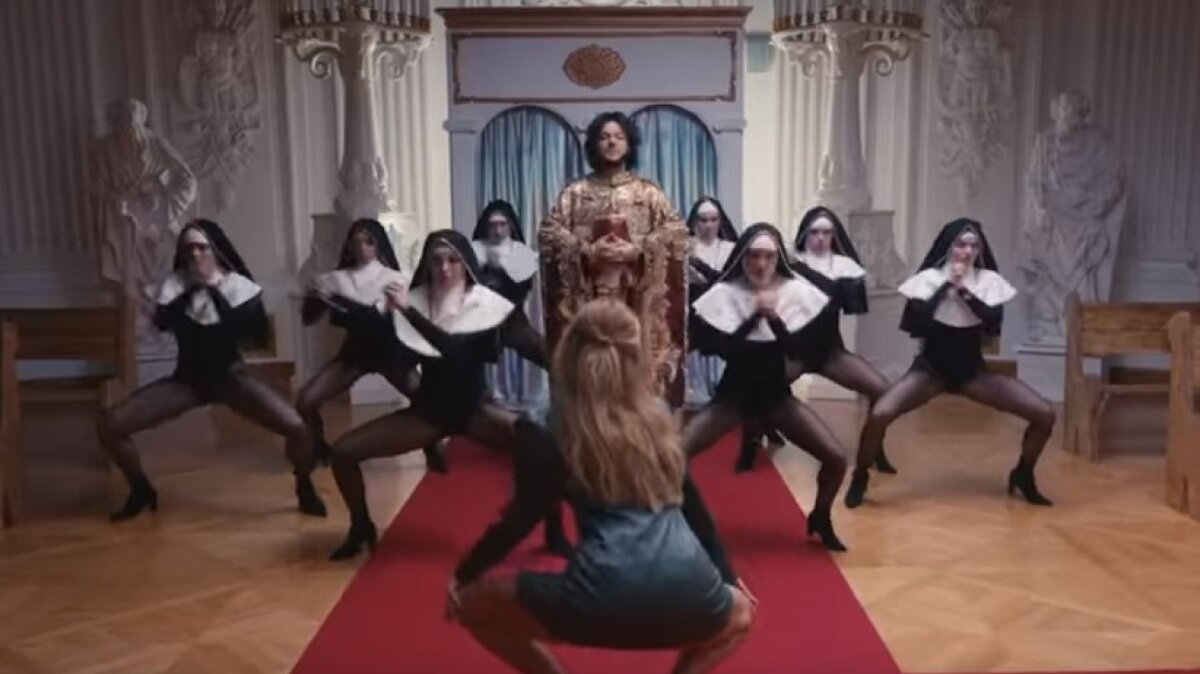 Скриншот из клипа "Романы"