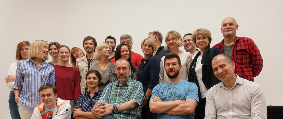 Мастерская после обсуждения одного из первых монтажных вариантов полнометражного фильма "Сделать как надо", снятого Игорем Полевичко, по сценарию, написанному им же в стенах мастерской. 