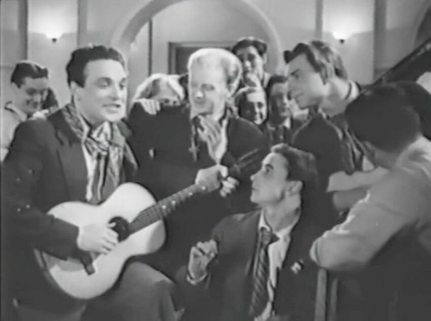 И пошло у них веселье. Вначале все шло вполне пристойно.Вот Сергей Паромов,исп. Даниил Сагал,играет на гитаре и все поют веселую студенческую песню. Вот только алкоголь быстро кончился и это немного досадно.