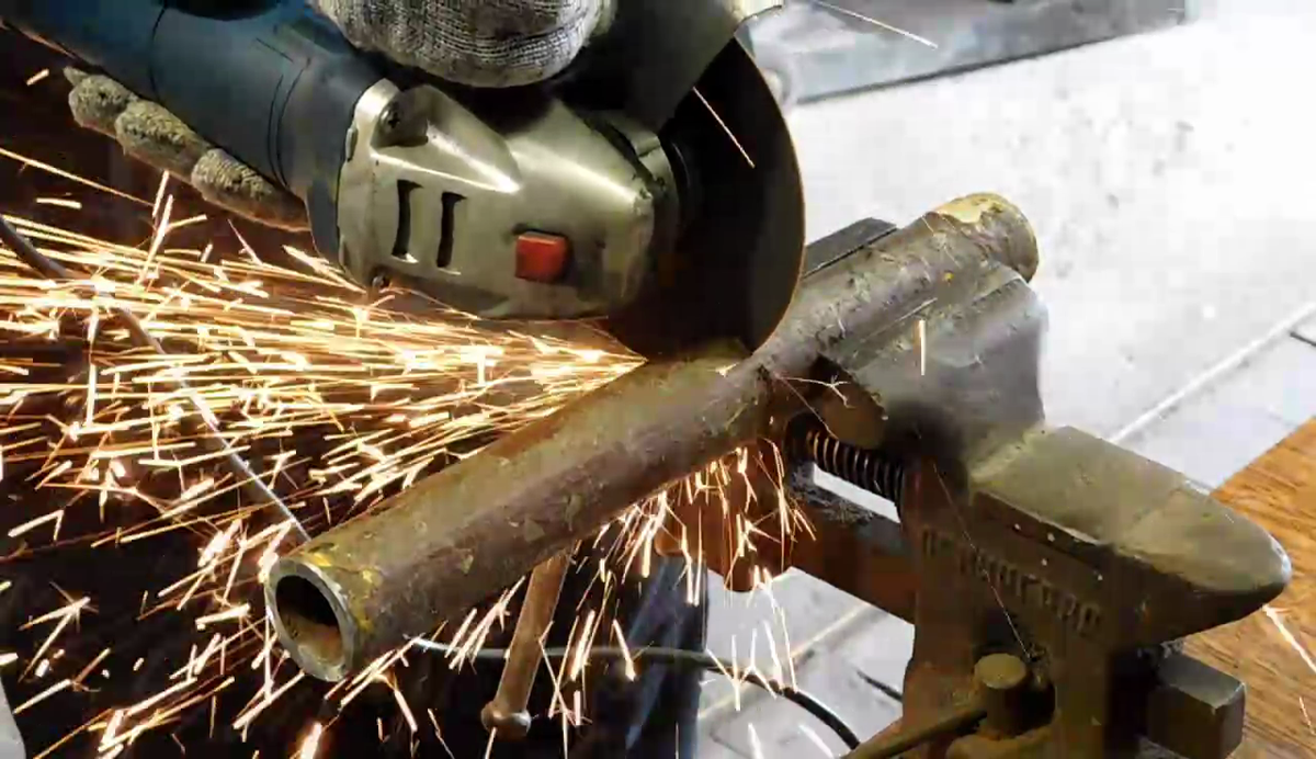 С помощью болгарки отпилим кусок трубы.