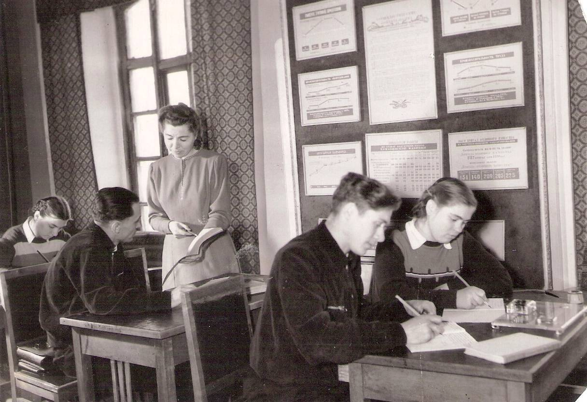 Школы рабочей молодежи в ссср. Школа рабочей молодежи. Вечерние школы в ссср после войны. Школа рабочей молодёжи 30 годы. Вечерняя школа рабочей молодежи.