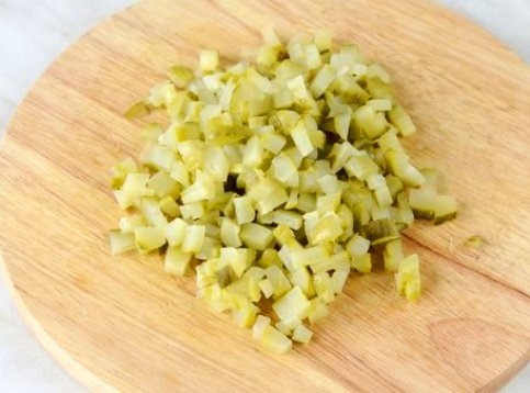 Шаг 1 Огурцы режем маленькими кубиками. 