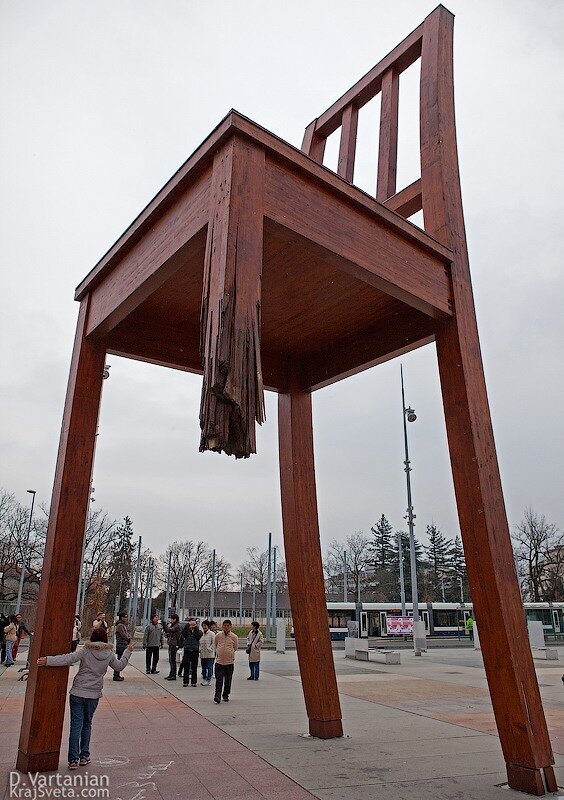 скульптура Сломанный стул. Женева.