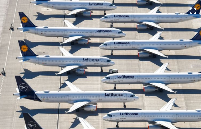 Самолеты немецкой авиакомпании Lufthansa, которые не используются для полетов из-за карантина,  Фото: EPA-EFE/OLIVER LANG