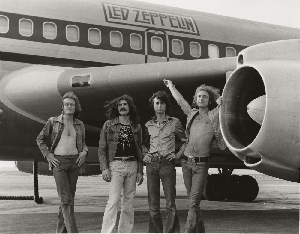 Знаменитый кадр Led Zeppelin на фоне своего самолёта, сделанный Бобом Груэном в Нью-Джерси, 1973.
