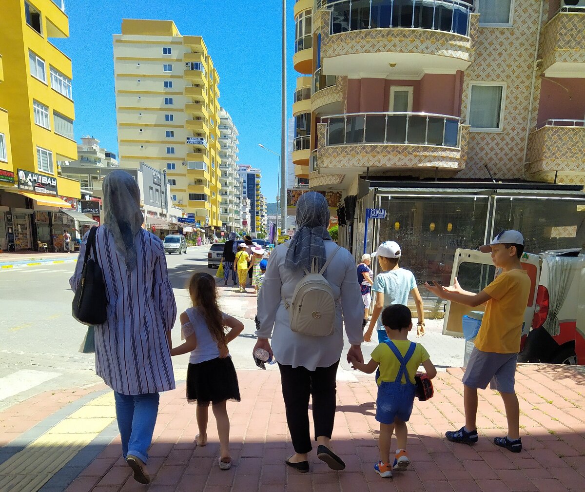 Все стараются выходить на улицу с детьми. Хоть запрет на выход детей на улицу власти ещё не отменили, но уже никого за это не попросят вернуться домой.