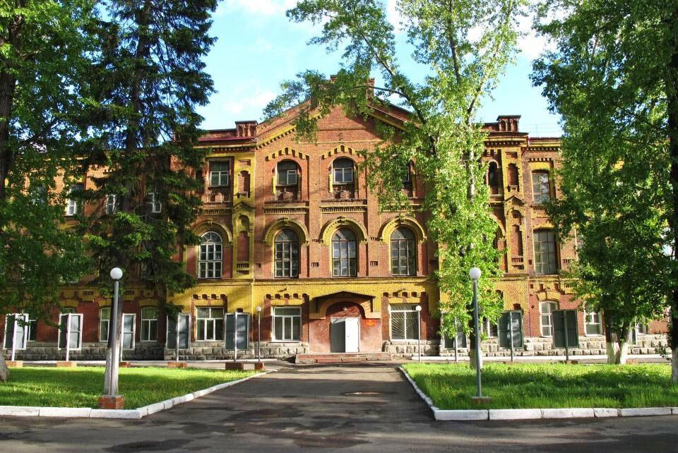 Здание бывшего девичьего училища. В настоящее время военная часть, ул. Баррикад 56.