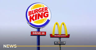 Британская сеть Burger King призвала своих клиентов заказывать еду у McDonald’s и других конкурентов. 
В официальном twitter-аккаунте Burger King в Великобритании появился призыв заказывать еду не только у самой сети, но и в других ресторанах. Это нужно, чтобы поддержать отрасль, говорится в сообщении.

«Мы никогда не думали, что будем просить вас об этом. Точно так же, как мы никогда не думали, что будем поддерживать своих клиентов в решении делать заказы в KFC, Subway, Domino’s Pizza, Pizza Hut, Five Guys, Greggs, Taco Bell, Papa John’s, Leon… Или в любых других независимых ресторанах, которых слишком много, чтобы упоминать каждый. Короче говоря, делать заказы из любой точки питания (не важно, фастфуд это или нет).

Мы никогда не думали, что будем просить вас об этом, но ресторанам, в которых работают тысячи сотрудников, сейчас действительно нужна ваша поддержка.

Итак, если вы хотите помочь, то продолжайте радовать себя вкусными блюдами с доставкой на дом, навынос или заказывая их через окошко для авто. Получить воппер — это всегда отлично, но и заказать Биг Мак — тоже не так уж плохо».