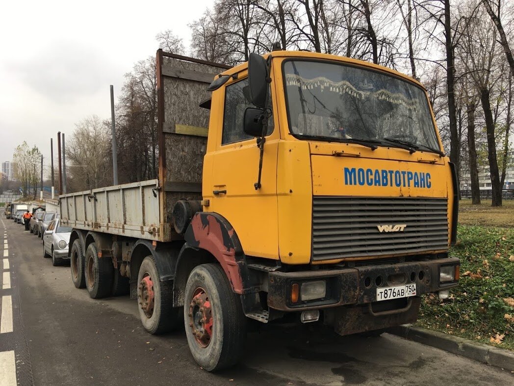 Если верить Гугл Картам, машина стоит здесь уже 2-3 года.