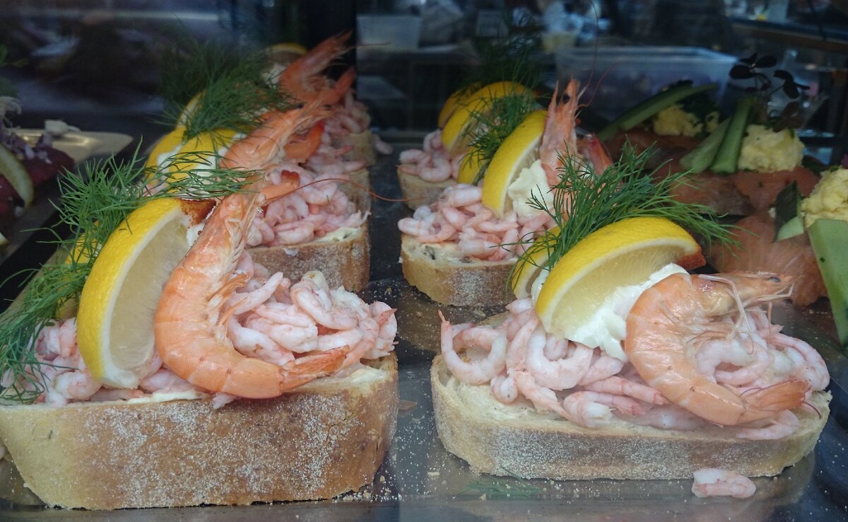 Обычно бутерброды делают с чёрным хлебом, но эти - с креветками, майонезом и лимоном, сделаны с белой булкой.