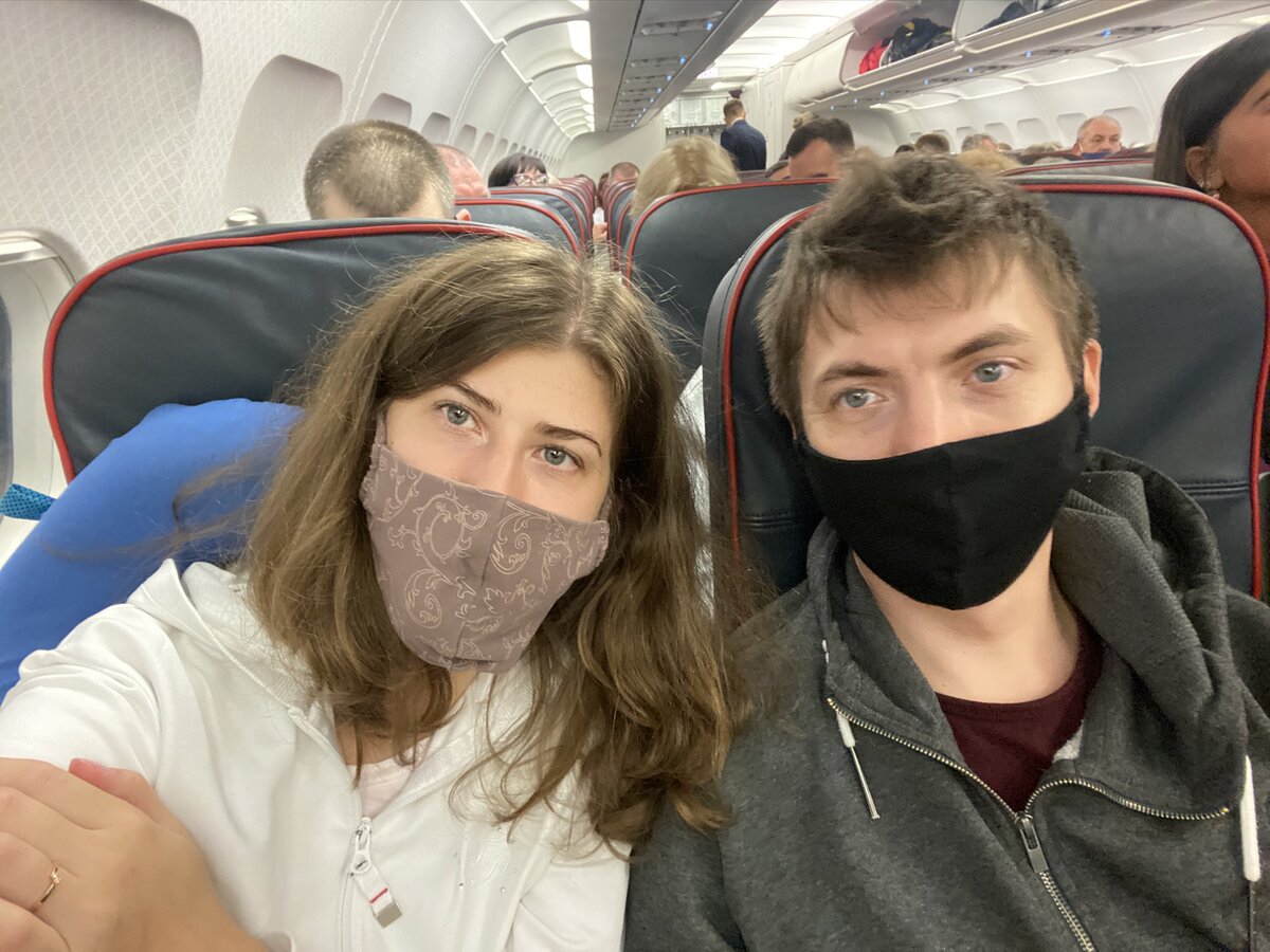 В самолете.