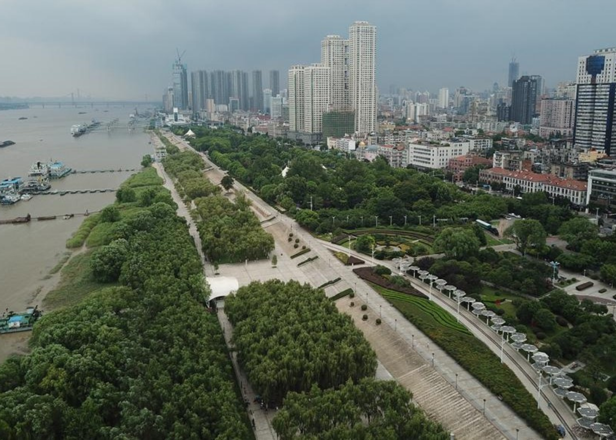 Город Ухань. Река Янцзы. Набережная. Фото из фотостока Яндекс.