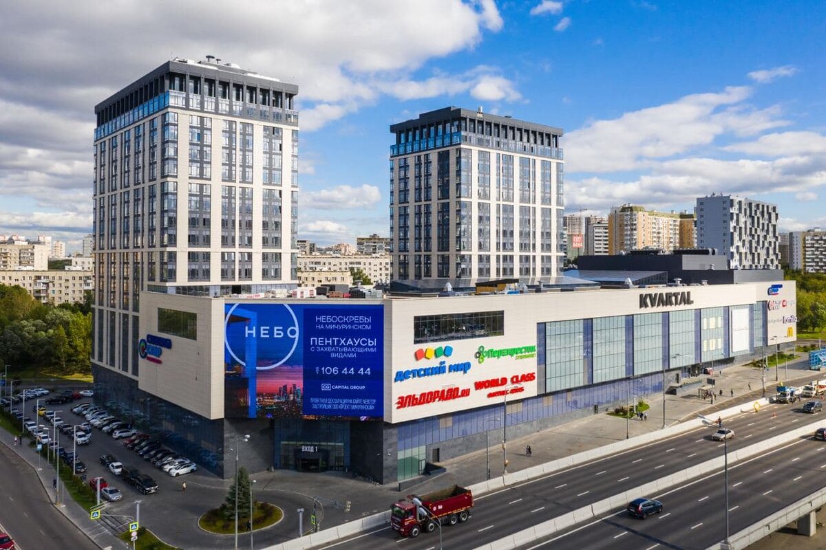 «Черная пятница» в МФК KVARTAL WEST💥 
Главный шопинг этого года в МФК KVARTAL WEST (https://bit.ly/38UR1LB) ! В «черную пятницу» с 27 по 29 ноября KVARTAL дарит скидки до 80%. Более 40 арендаторов приготовили спецпредложения💸

🛍 Собираетесь обновить гардероб?
– Lady & gentleman STREET и TAKE AWAY дарят скидки до 50%
– в INCANTO экономия до 50% на выделенный ассортимент белья и одежды
– в Gloria Jeans — до -80% на выделенный ассортимент 
– а обувь и сумки в Rendez-Vous и KARI выгода до 70%
– на семейный шопинг — в «Детский мир» на «Месяц страшных скидок» до 72%
🛒– а «Перекресток» в «черную пятницу» разыгрывает 1 миллион баллов и увеличивает размер скидки до 60% на 2000 товаров. 

🎁 Хотите побаловать себя?
– в SUNLIGHT скидки — до 80%
– а покупки в L'Occitane и «Подружке» в дни акции обойдутся на 20% дешевле 
– в «Mr. Сумкин» — от -30% на весь ассортимент 
– в «Эльдорадо» — «Золотая пятница» со скидками до 70%
– 40%-ная скидка на немецкие очковые линзы ZEISS DV Platinum UV в салоне «Оптик-А»
– в «Линзмастер» скидки до 70% на оправы и солнцезащитные очки весь ноябрь!

🎀 Отдохните от покупок в салоне «Точка красоты», в «черную пятницу» здесь действует скидка до 20% на все услуги и каждому достается уходовая процедура в подарок.
– в барбершопе TOPGUN скидка 10% на косметику и массаж, а при записи на стрижку и бритье — черная маска в подарок. 

🍕 не забудьте заглянуть на фудкорт: вас ждут спецпредложения от Saperavi и Surf Coffee. 

❗️KVARTAL WEST  заботится о здоровье покупателей. Для гостей установлены дезинфекторы для рук на всех этажах. В ТРЦ действует масочный режим, помещения регулярно проветриваются и дезинфицируются в течение дня,  сотрудники проходят проверку состояния здоровья. 
Успейте на главный шопинг этого года!⚡️ Полный список брендов, участвующих в акции, вы можете найти на сайте ТРЦ.

🔗НА САЙТ (https://bit.ly/38UR1LB)