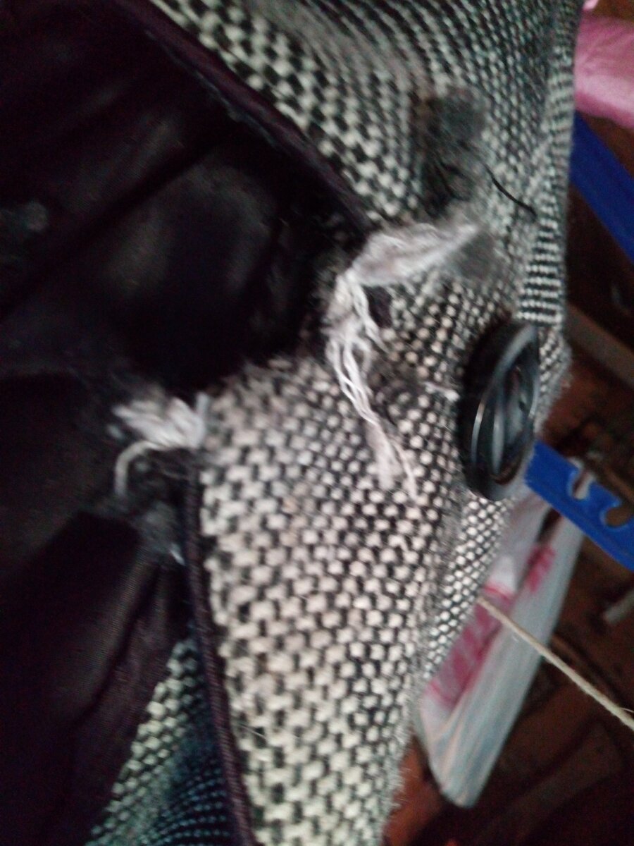 около горловины,у пуговицы