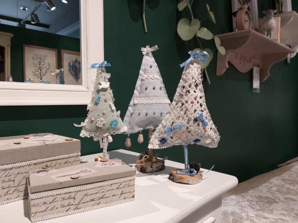 Сами елочки выполнены из ткани, а текстиль, как известно, добавляет уюта