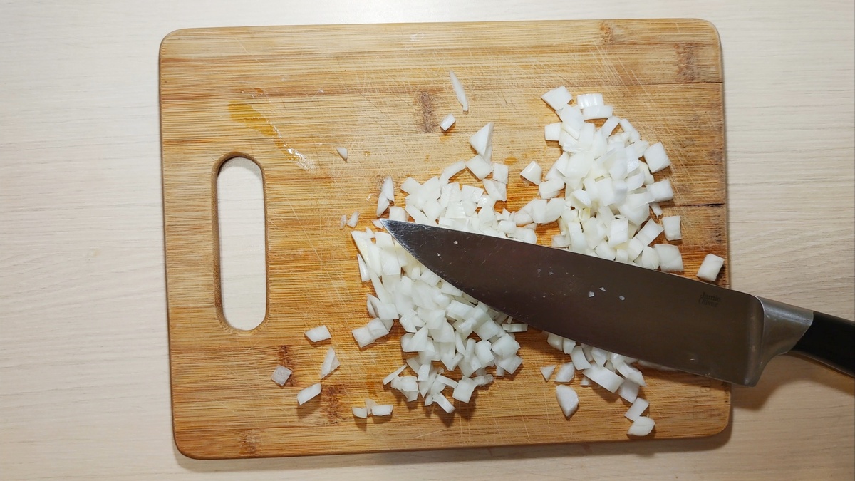 1. Мелко нарезаем лук