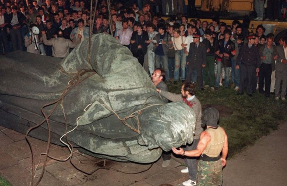 Поверженный Железный Феликс, 91 год.