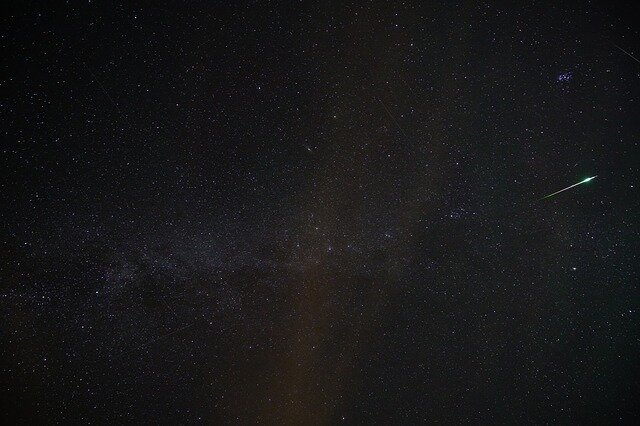 Одиночный метеор (Изображение Hans Braxmeier с сайта Pixabay)