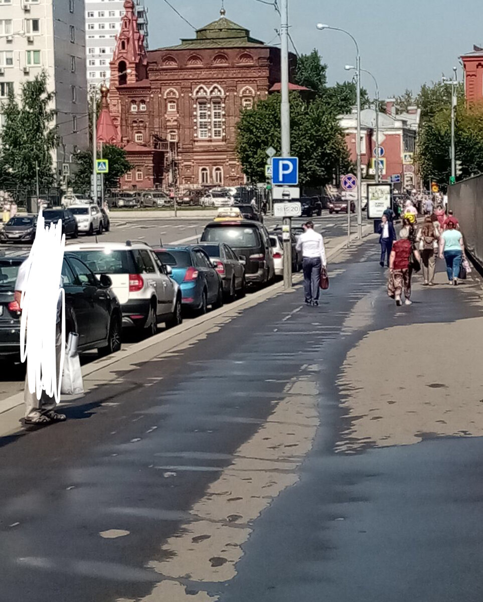 Удивительно, что поливают только тротуары...