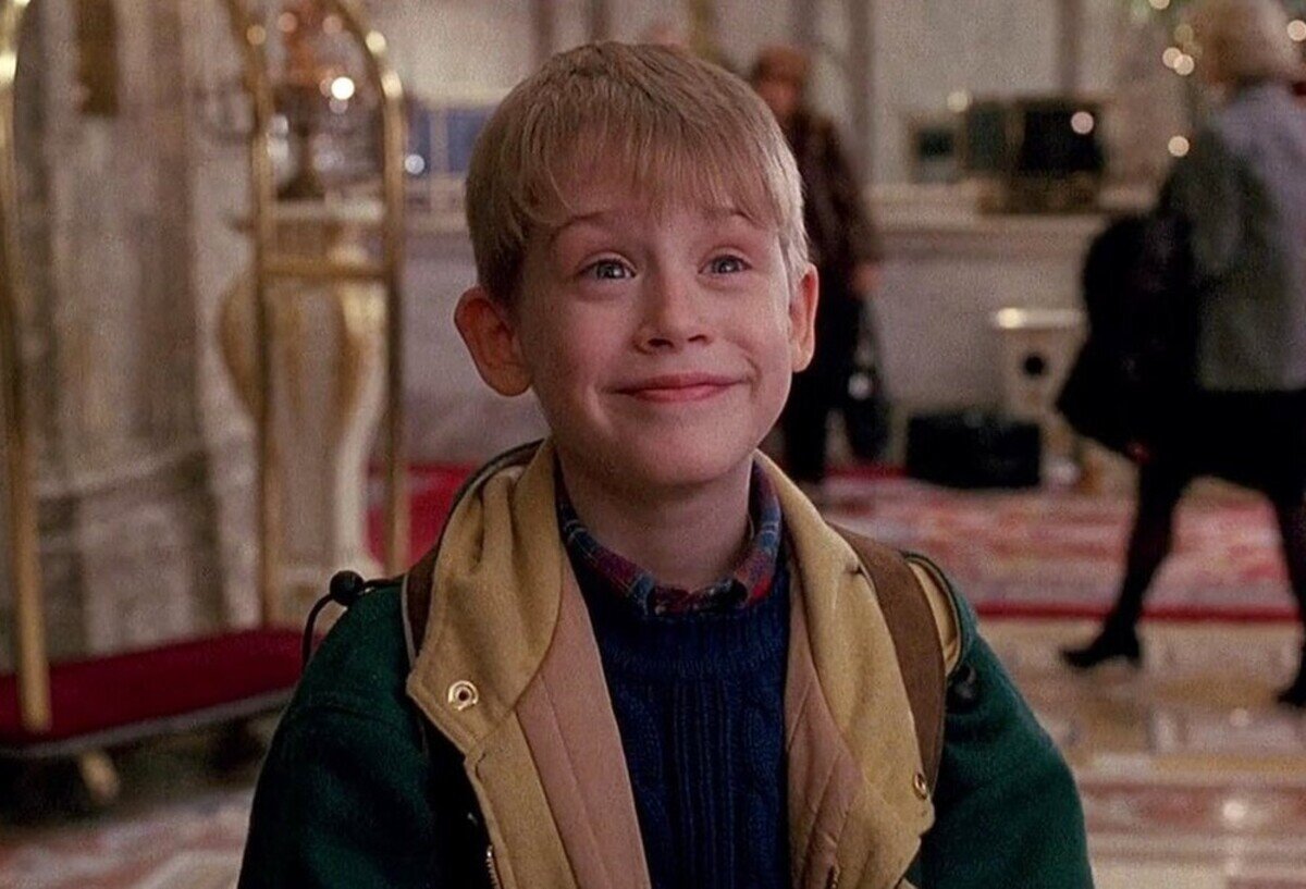 Кейти макалистер один дома. Кевин маккалистер один дома 2. Один дома 2022. Один дома 1990 кевин. В каком году был снят 1 дома.