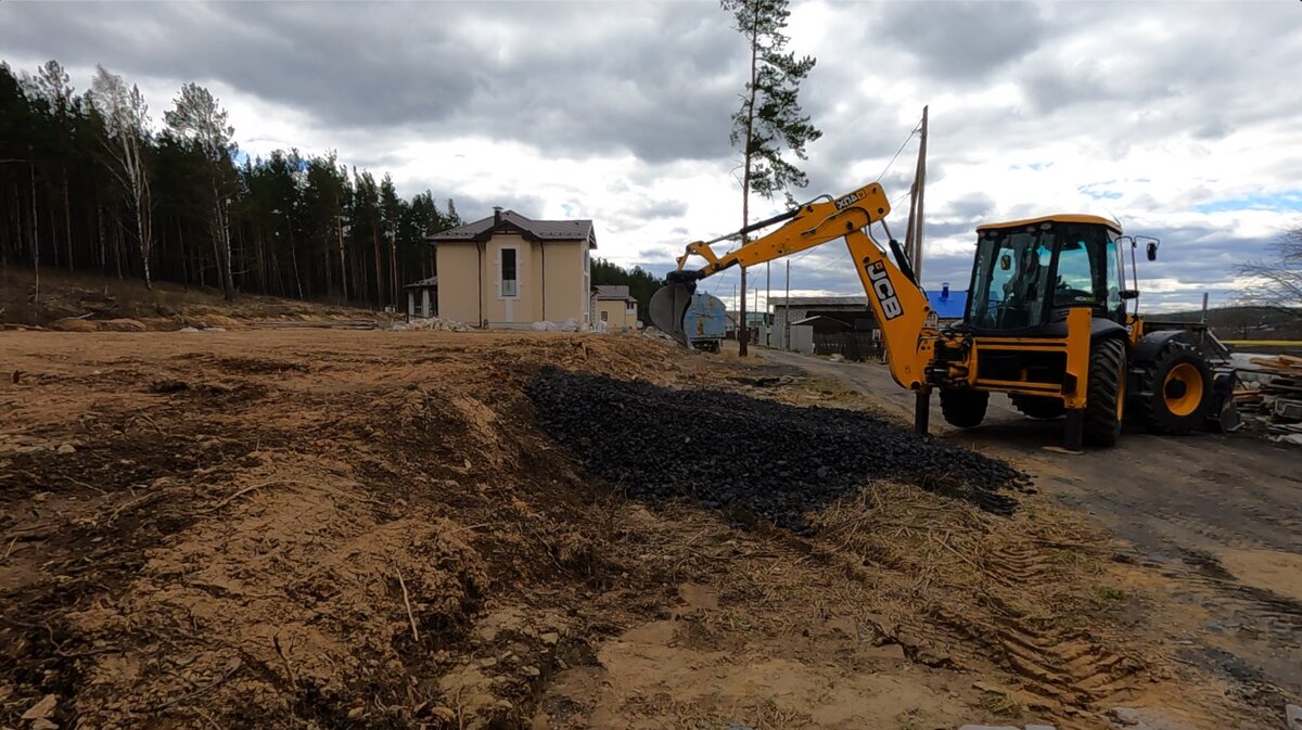 А так как участок находится выше уровня дороги, пришлось завозить 40 тонн шлака для организации заезда 