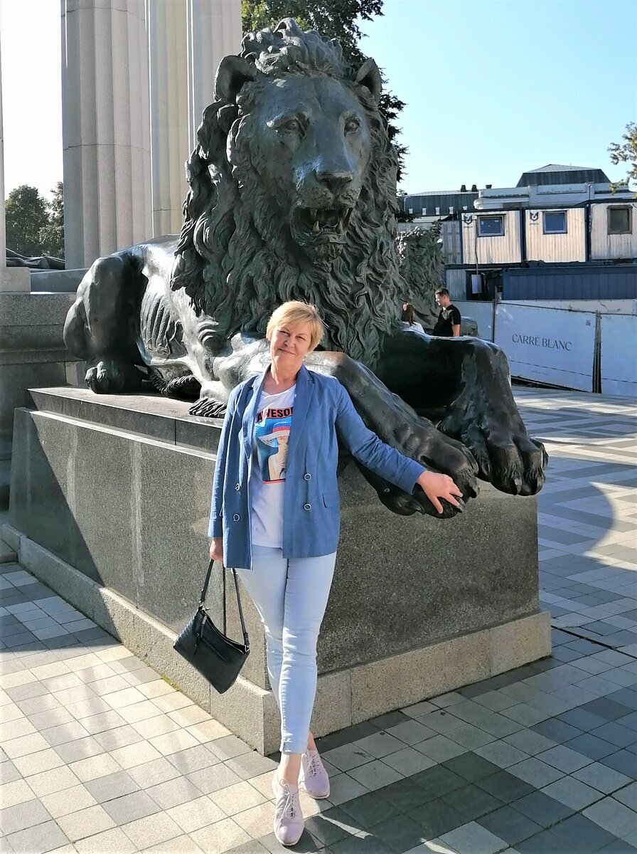 Это я со львом. Может он мне поможет в моих начинаниях добиться успеха