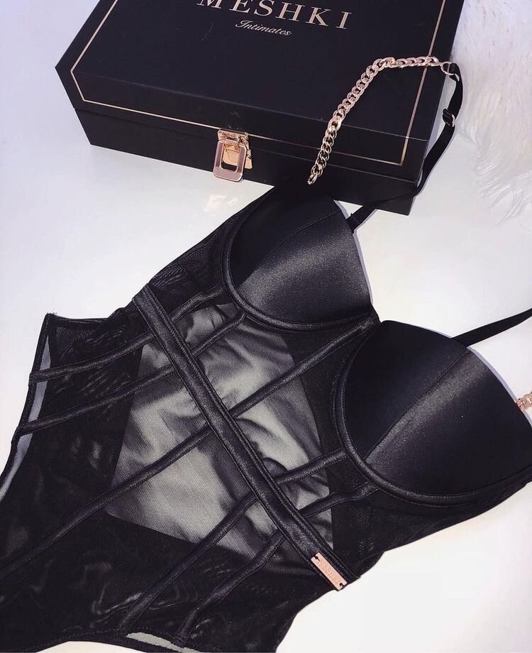 Это статья поможет открыть свой потенциал в мире моды и популярности, в современном мире где кажется, что полно выбора иногда достаточно тяжело выбрать красивое белье если вы живете не в огромных городах, заказать одежду с интернета вызывает много вопросов за и против, хоть мы и развиваемся в этой сфере, бывает что заказать с Москвы красивую дизайнерскую одежду и белье не сходится с нашими финансами.Конечно будет лучше заказать из своего города товар и наслаждаться быстрой доставкой.Эта статья поможет вам подкинуть идею для своего города, если у вас есть мысли о своем бизнесе и производстве.Плюсы выбрать данную сферу в швейном производстве !
Пошитое женское белье является эксклюзивным товаром. Даже взяв фотографию из интернета вы можете внести незначительные изменения которые могут найти огромную аудиторию покупателей на данный товар и восхищение
Вы можете пошить белье учитывая все особенности фигуры клиента, чем привлечете интерес к вашему производству
Создать свою линейку образов в образе белья, тем самым возможно приведете себя к вершине модной индустрии и создать неповторимый и единственный бренд
Конечно любая сфера бизнеса имеет вложения. Объем инвестиций зависит от масштабов деятельности . Если вы планируете начать сами , то для старта достаточно будет 100 000 тысяч рублей.Что же в начальный старт входит?
Швейная машинка
Раскроечная машинка
Приспособления для маркировки
Специальная линейка
Расходные материалы и инструменты для шитья
Какая же выручка будет? Чем вы с начала статьи уже наверняка себя спросили
Себестоимость изделия рассчитывается из затрат на покупка материала?Пройдитесь по своему городу и проанализируйте средний ценник на комплект бельясредняя стоимость красивых качественных комплектов 2500-3000 рублейЗатраты на ткань и аксессуары в моем городе или при покупки оптовых материалов 1200-1500 рублейСредняя прибыль будет 1300 рублей от пошива одного бельянеплохо?А это та работа где будет взаимодействована ваша фантазия и не придется работать на злого дядькув итоге окупаемость при хорошем раскладе может наступить спустя 2-3 месяцев, где уже будеь звучать ваше творения из многих уст в вашем городе❤️