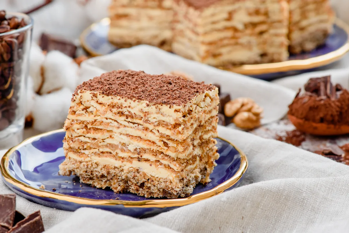 Торт из коржей с орехами. Источник https://www.baker75street.com.