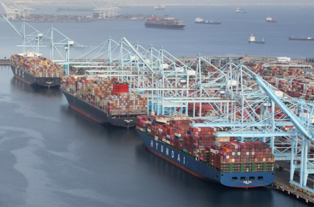 Фото REUTERS/Люси Николсон. Очередь из контейнеровозов в порту Лонг-Бич в Лос-Анджелесе, США. Июль 2021 года.