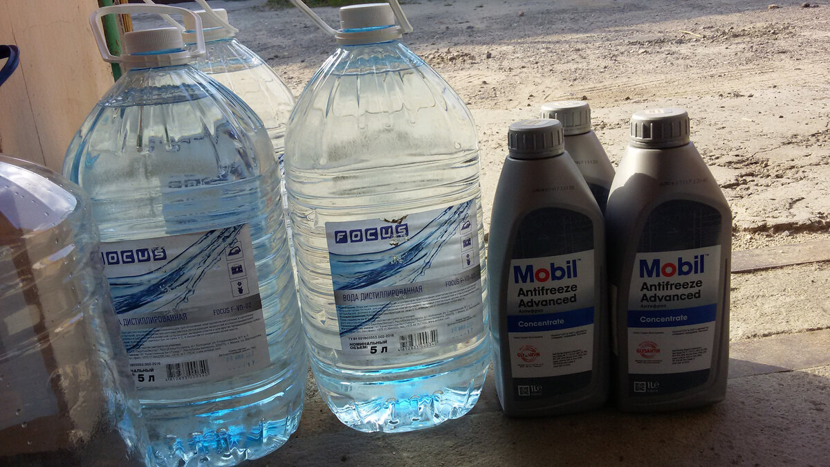 Перед заменой антифриза систему промывают дистиллированной водой