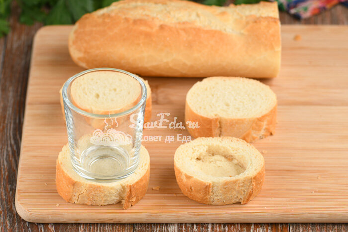 хлебные корзиночки с начинкой. тарталетки из батона. тарталетки из батона в духовке. тарталетки с шампиньонами и курицей и сыром. корзиночки из тостерного хлеба.