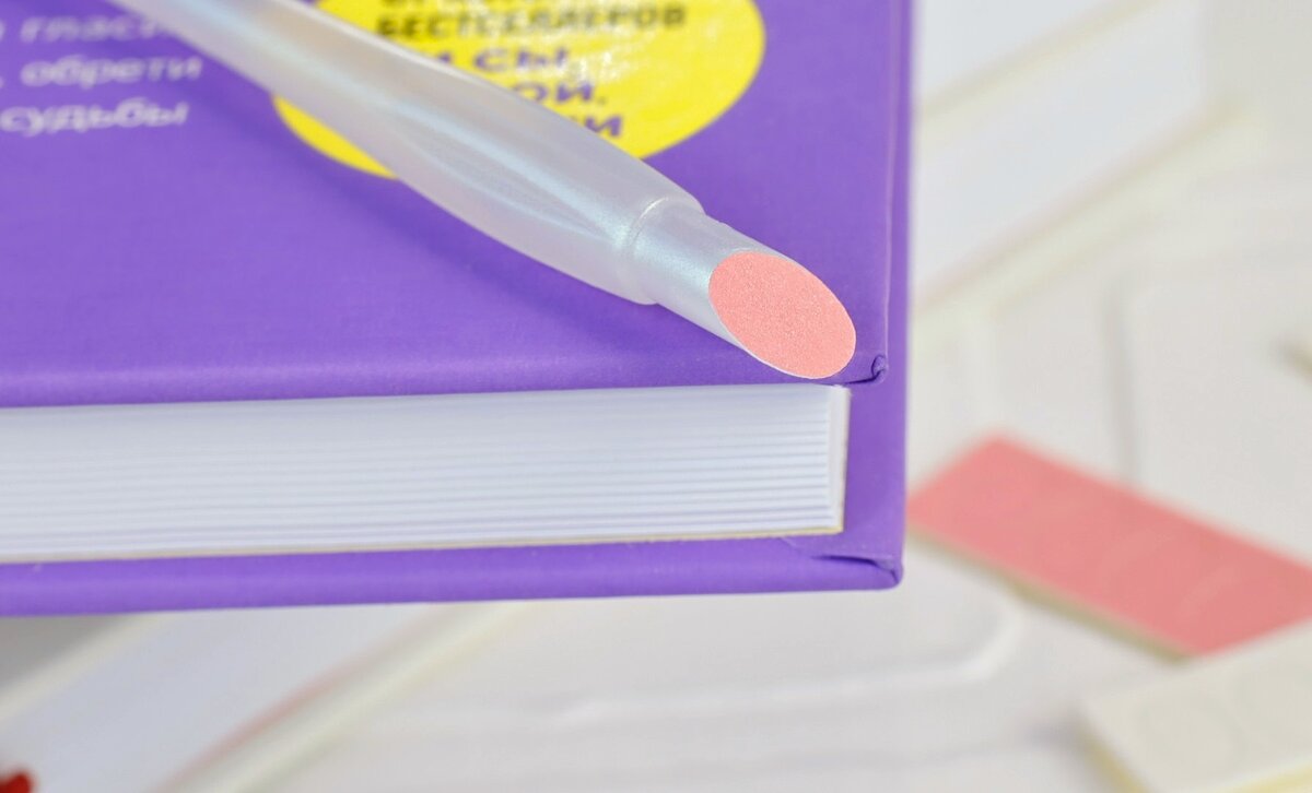 Маленькая розовая наклейка - это и есть абразивное полотно