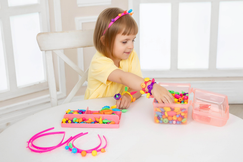 Девочкам очень нравится создавать свои украшения