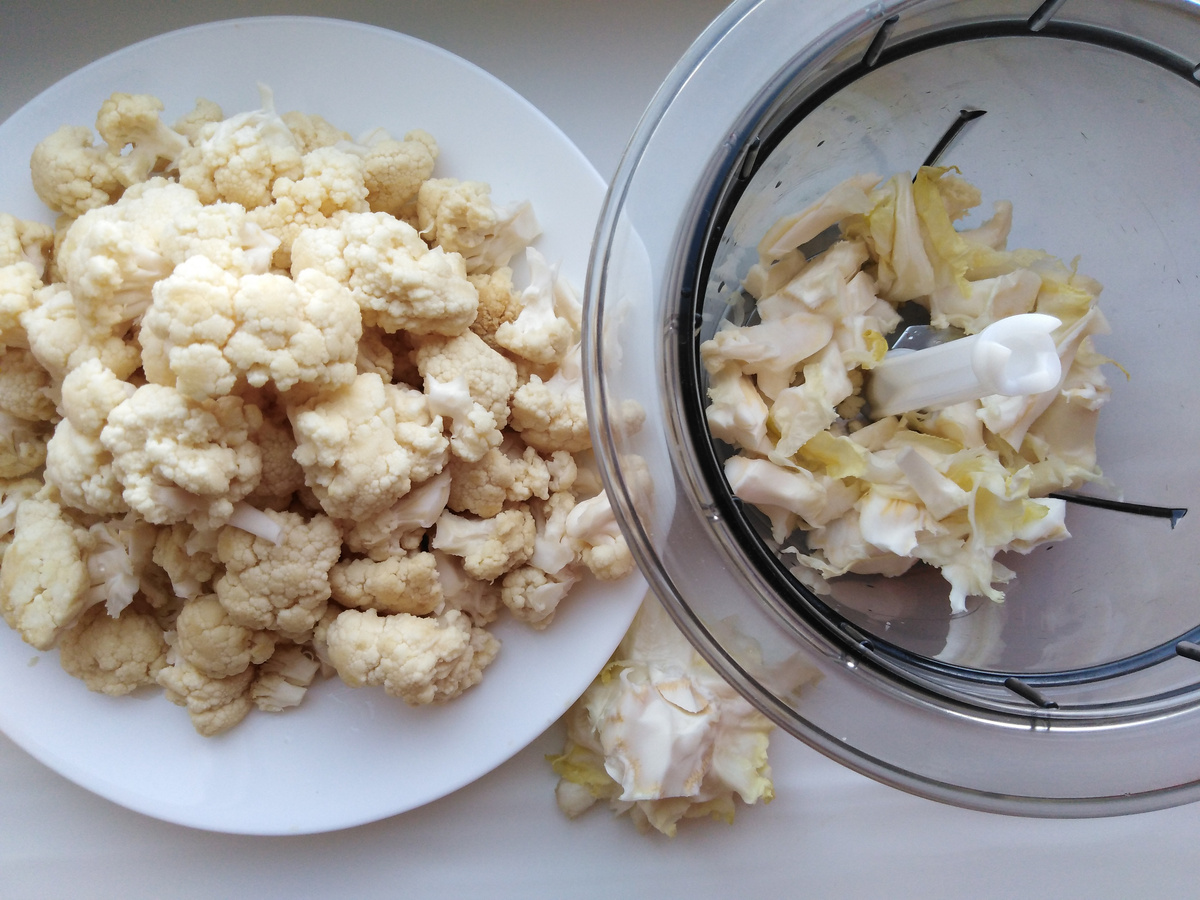 разделить кочан капусты и отдельно измельчить стебли, кочерыжку выкинуть