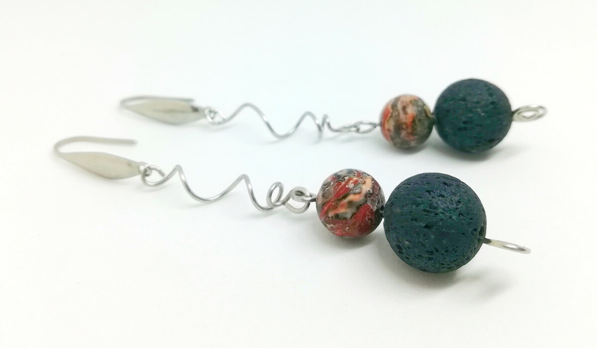 Серьги из стали, базальта и "океанической яшмы" — горная порода из кварца, халцедона и хлорита. 