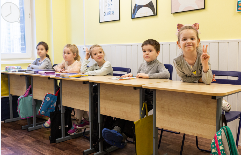  В нашем центре мы используем индивидуальные парты. Они легкие и занимают мало места. Такую же можно приобрести и для дома
