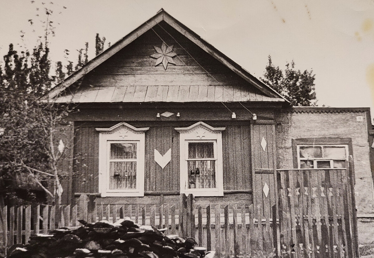 Два окна на фасаде-это большая комната в 12 метров. Из неё вход на кухню. Тоже такую же. Посреди них круглая печь-галанка, как здесь называют.  Фото автора. 