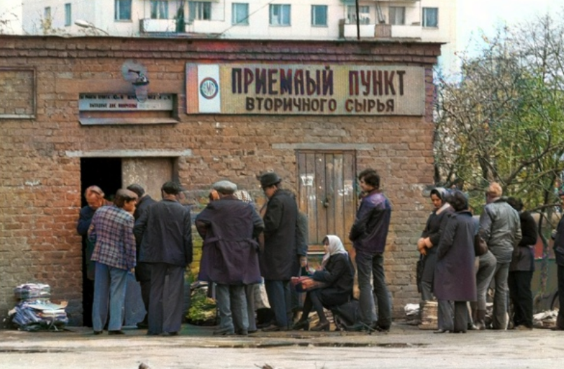 Старик за столом. Москва в ссср и сейчас. Встреча старых друзей. Старики в деревне. Старики вместе.