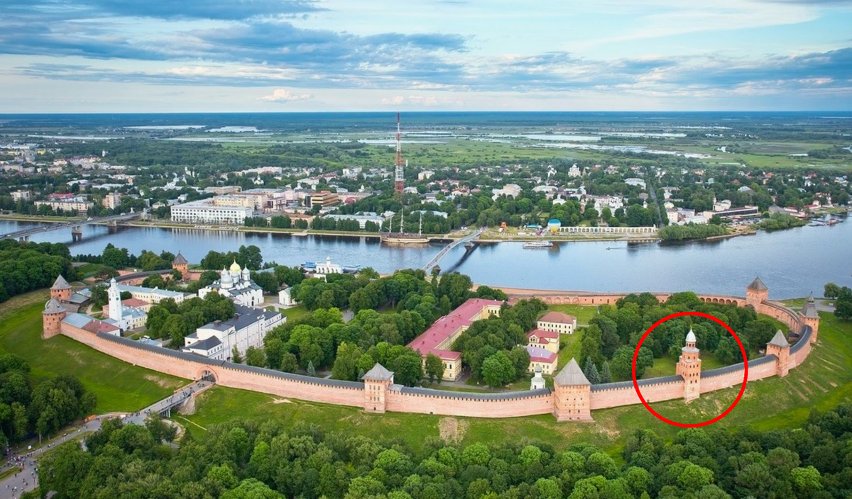 Новгородский Детинец с высоты птичьего полета. 2022 (Башня Кокуй в красном круге) © фото из группы в ВКонтакте "Крыши Великого Новгорода". 