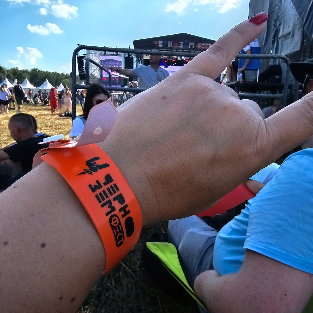 На запястье - элементы пропускной системы и способ опознать своих