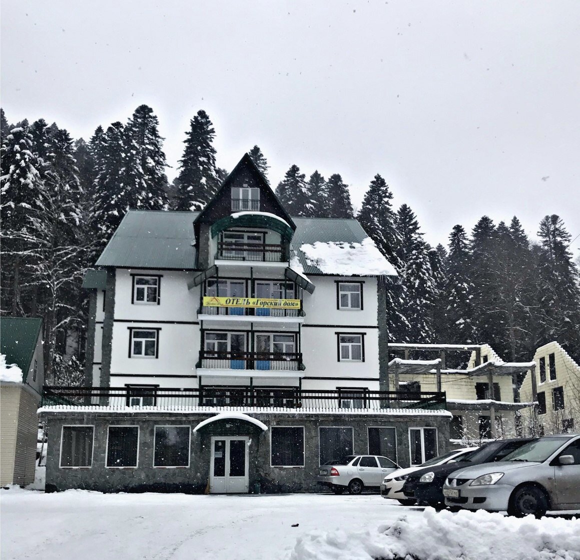 Отель находится в самом Домбае
