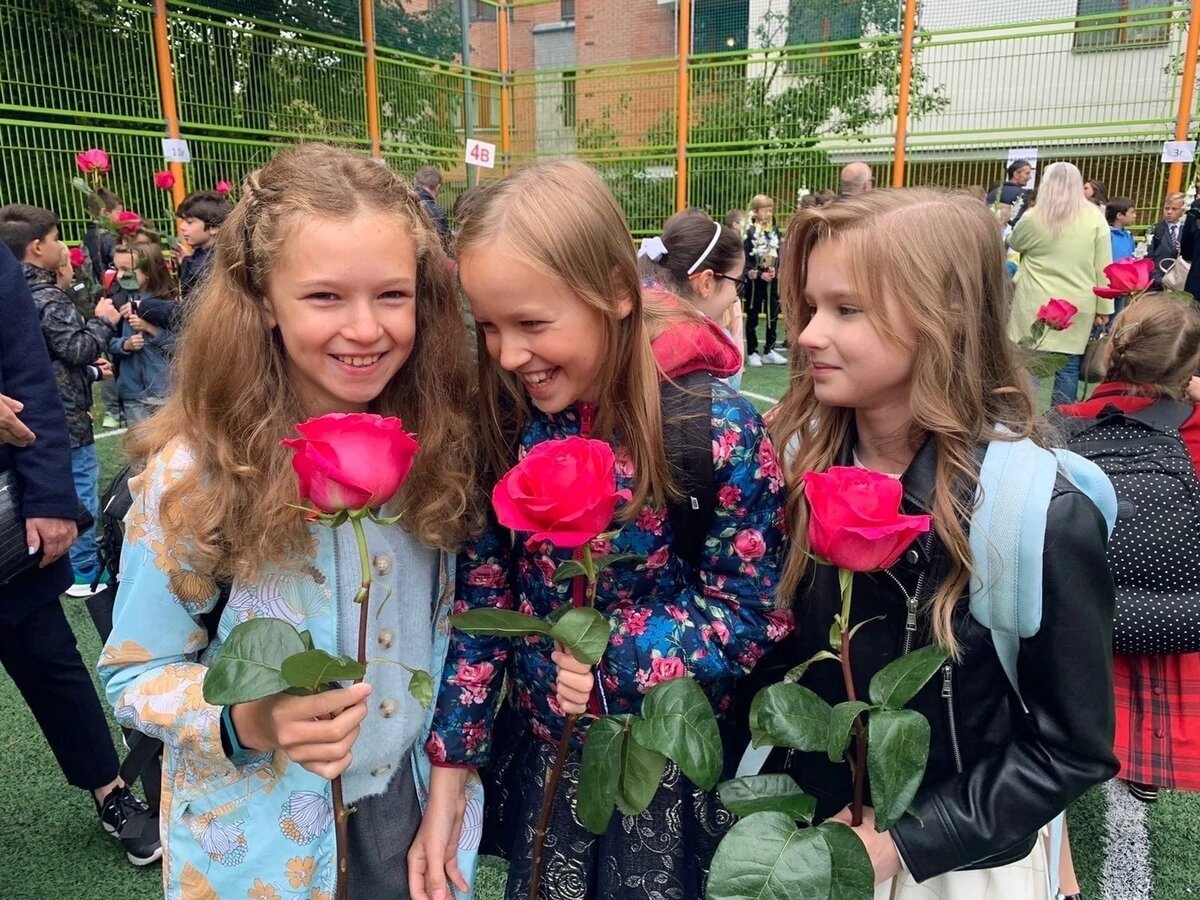 Девчонки из 57 школы, которые в прошлом году поддержали наших мальчишек