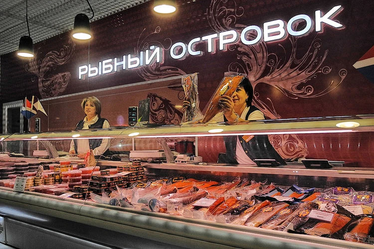 Вот на этом прилавке 3 года назад кот налетчик надкусил деликатесов на 60 тыс. руб. 
