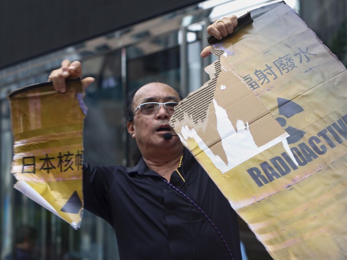    Акция протеста у генерального консульства Японии в Гонконге после начала сброса воды с атомной электростанции "Фукусима-1" в океан© AP Photo / Daniel Ceng