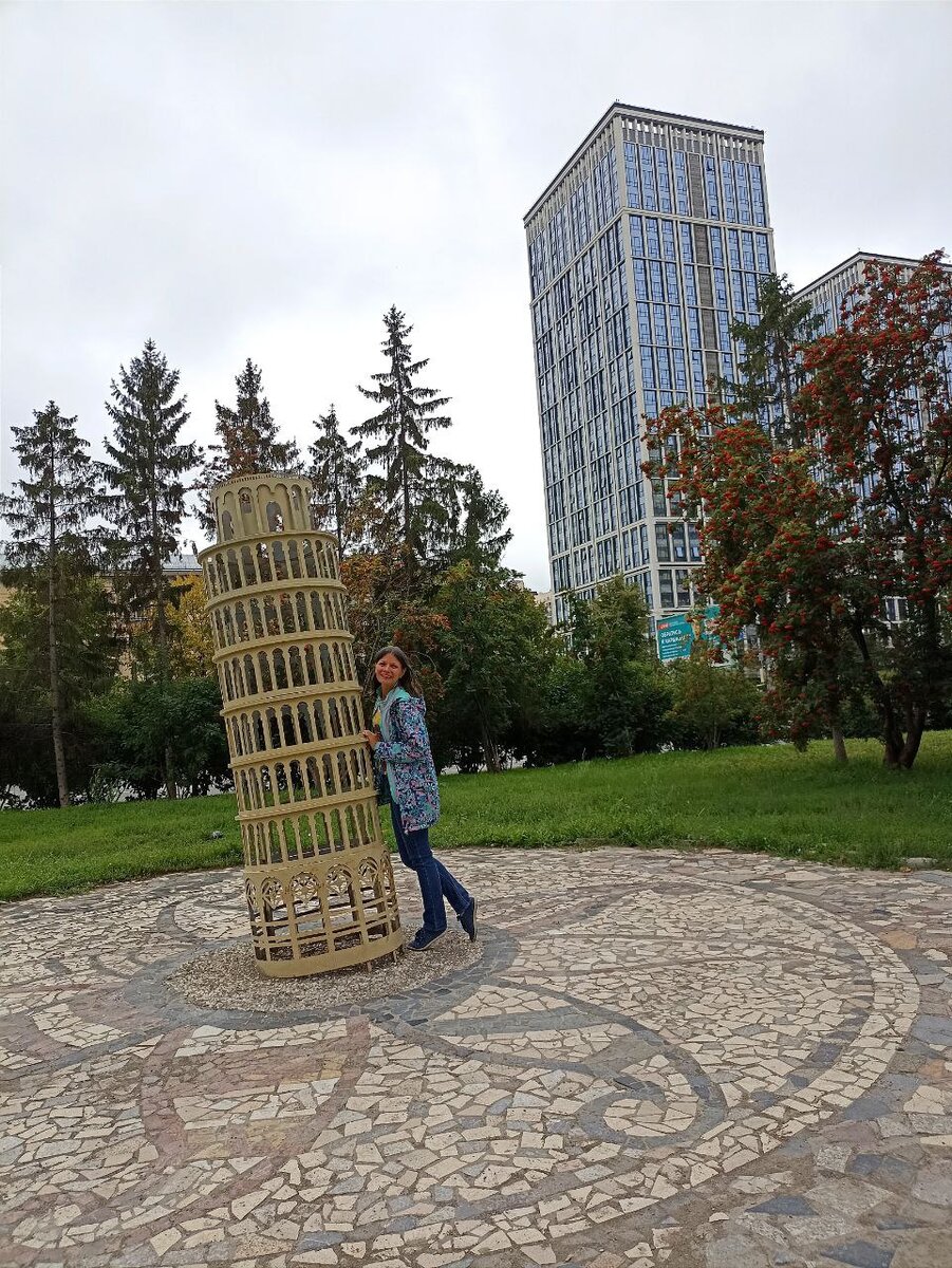 И рябина какая красивая, обратите внимание