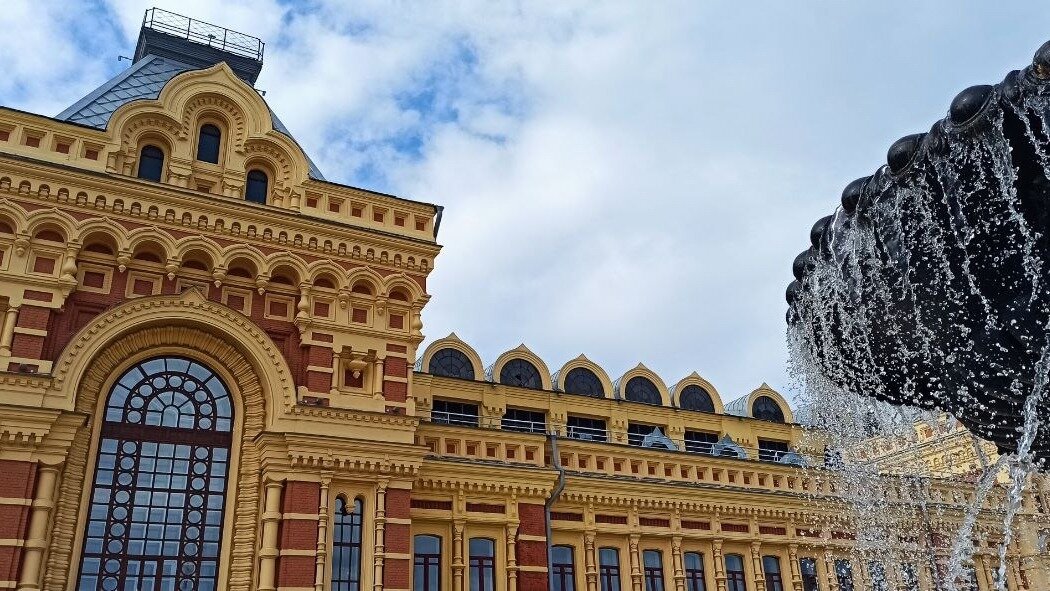     В последние выходные лета фестиваль «Ярмарка в городе» вновь проходит на площадке перед Главным ярмарочным домом в Нижнем Новгороде. Его организуют Нижегородская ярмарка и фестиваль исторической реконструкции «Приволжский штандарт». Корреспондент NewsNN посетила мероприятие и сделала фоторепортаж.